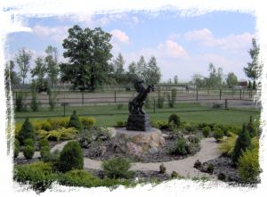 Het beeld van Kincsem in het park in Tápiószentmárton