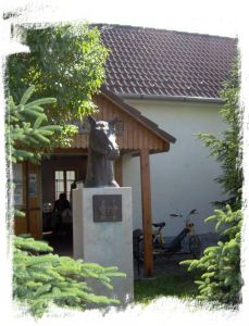 Het beeld voor het Kincsemmuseum