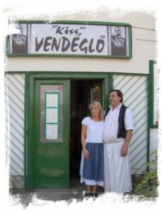 Csilla en Sandor voor het restaurant
