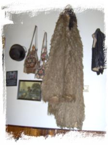 Herdersmantel als eerbetoon in een Hongaars restaurant tentoongesteld