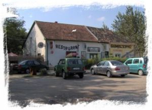 Kiis Vendeglo vanaf de weg gezien
