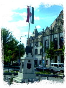 Turul op het monument te Kiskunfélegyháza