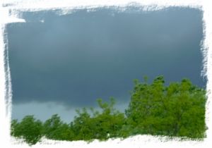Dreigende onweerslucht op de puszta