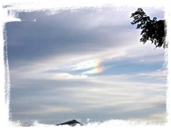 Schiiterende lucht met hanggliders
