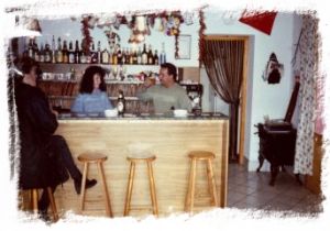 Aart en Aranka achter de bar