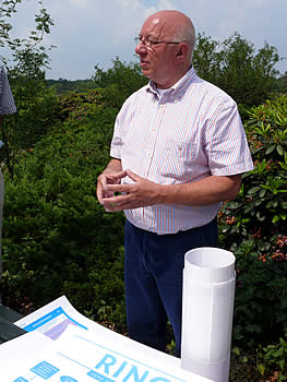 Hans tijdens de uitleg van de nieuwe plannen